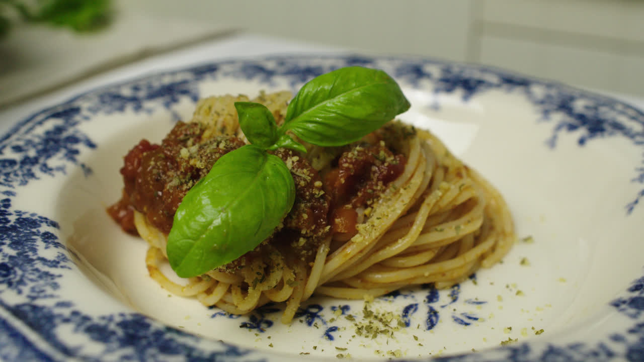 볼로냐 파스타를 닫습니다. 플레이팅 파스타 접시
