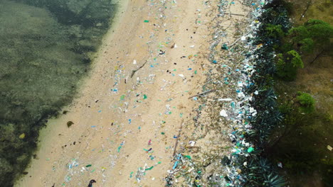 vista circular aérea sobre la playa contaminada en ninh thuan, junto al parque nacional nui chua