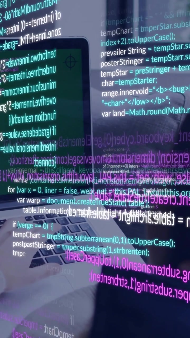 Vertikal video: Udvikler skriver på bærbar computer, startende kodeoverlejringer ruller til højre og fylder rammen til test.