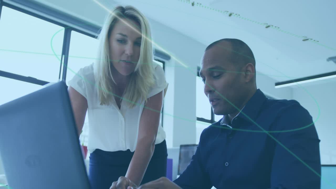 animación del reloj moviéndose sobre diversas personas de negocios en la oficina.