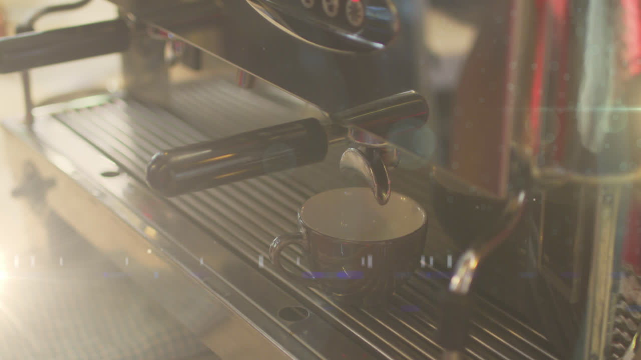 video compuesto digital de manchas de luz contra la sección media del barista preparando café en la cafetería