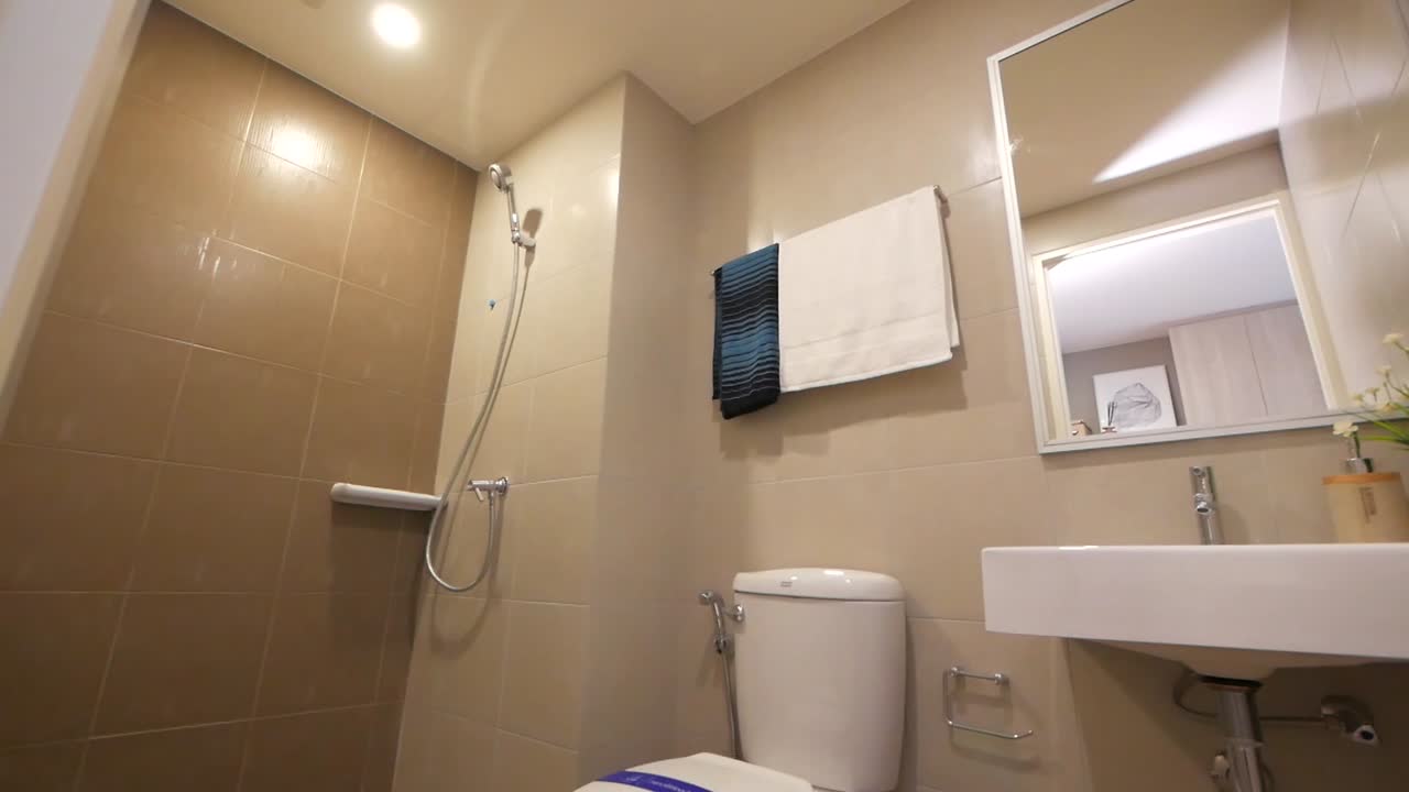 pequeño cuarto de baño blanco en un apartamento-habitación de hotel