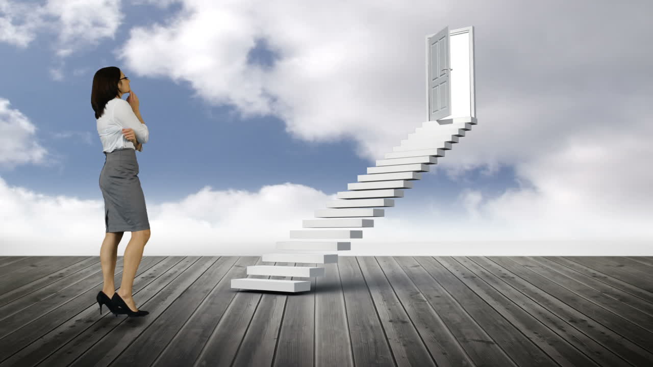 mujer de negocios mirando la escalera con una puerta de apertura en el suelo de madera