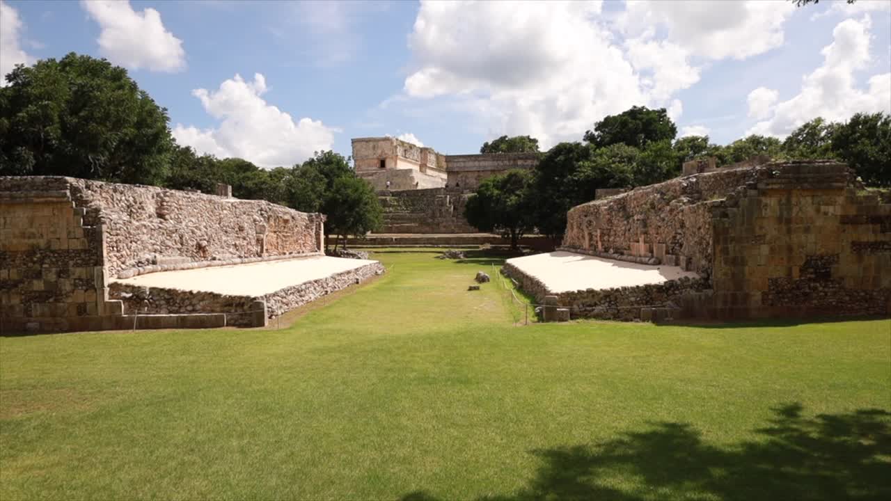 la llanura de la ciudad de uxmal en un día soleado.