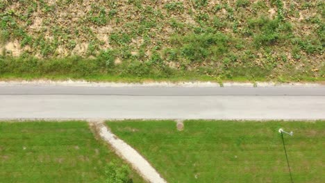 vista aérea de la franja de la carretera por avión no tripulado - vista superior de la carretera