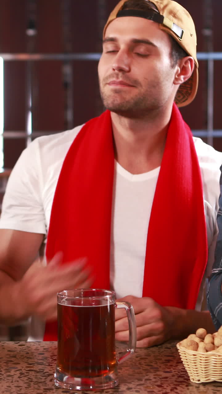 amigos guapos decepcionados viendo deportes