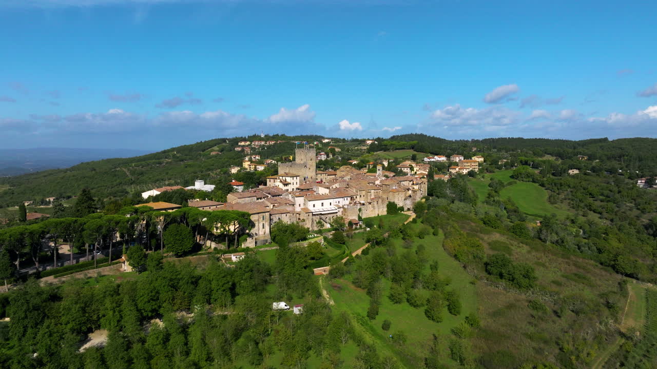 Veduta aerea della città medievale di Castellina in Chianti nella regione Toscana d'Italia.