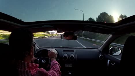 pov del conductor en la cabina del coche nissan conduciendo en la autopista