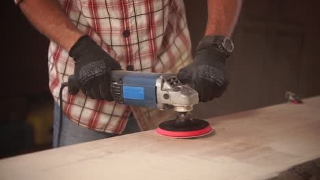 limpieza de la madera con una limpieza eléctrica