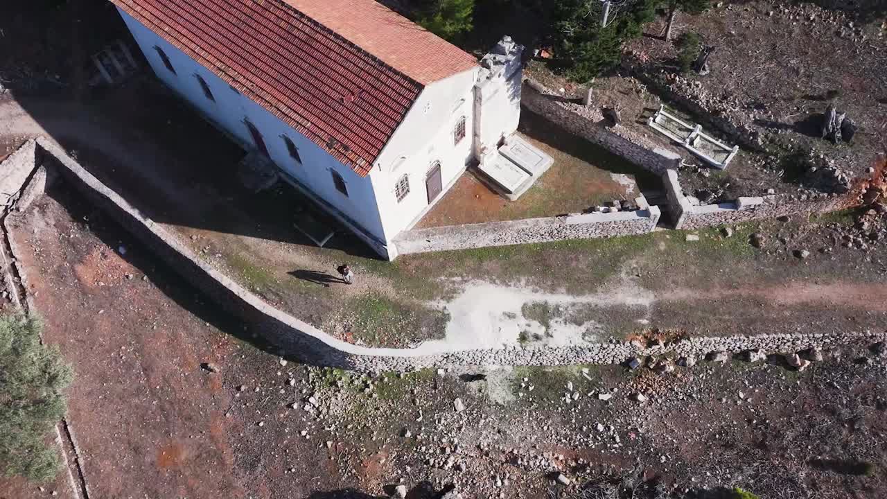 교회 와 묘지 의 공중 사진