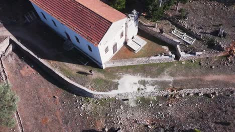 vista aérea de una iglesia y un cementerio