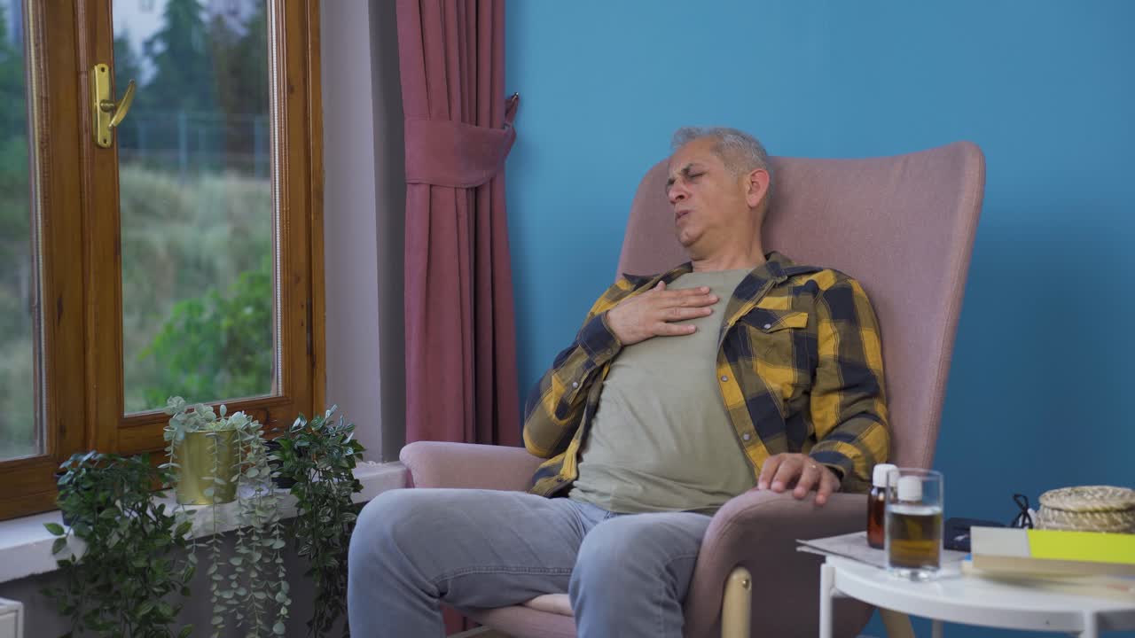 el hombre con dificultad para respirar está respirando duro.