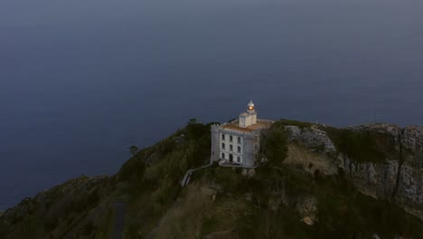 Órbita-Aérea-En-Cámara-Lenta-Alrededor-Del-Faro-&#39;el-Faro-De-La-Plata&#39;-En-Un-Acantilado