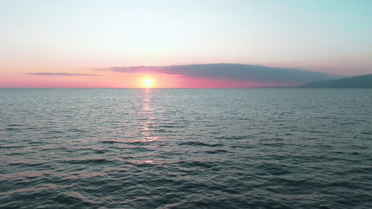 바다 위에 해가 지는 것