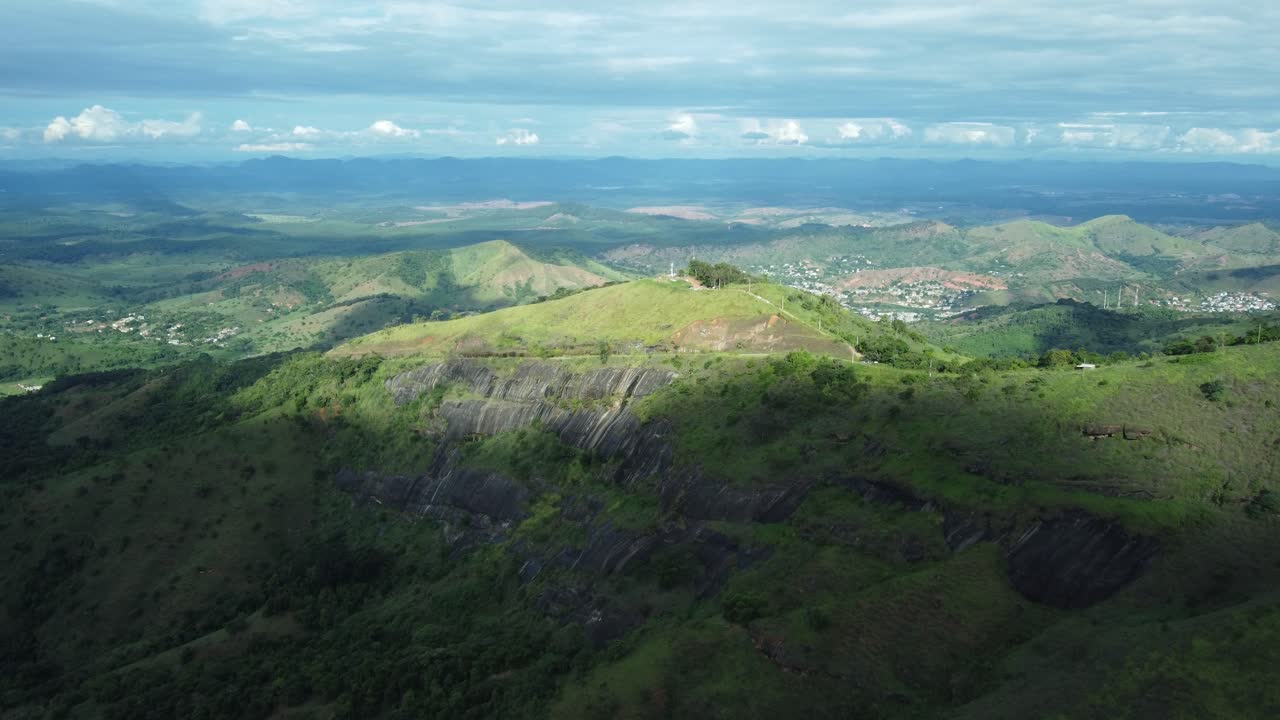 산 꼭대기 에 있는 패러글라이더 를 위한 램프 의 공중 전망