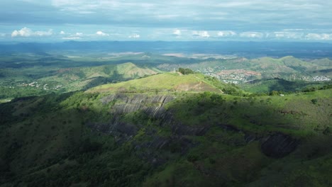 vista aérea de una rampa para parapentes en la cima de una montaña