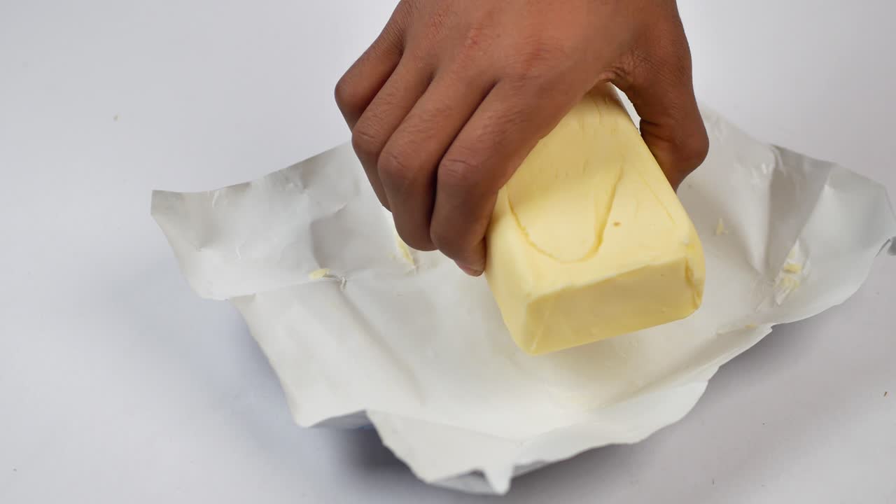 una rebanada de mantequilla en un papel en la mesa