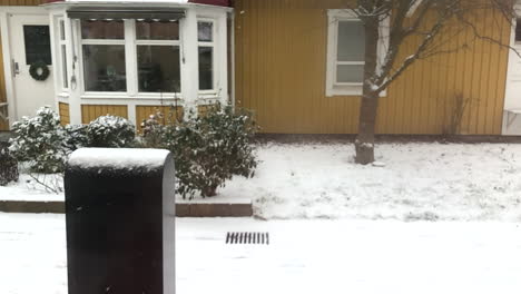 nieve cayendo en el buzón de correo en cámara lenta