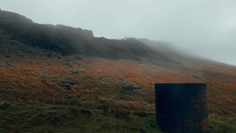 El-Eje-De-La-Chimenea-De-Ventilación-Del-Túnel-Standedge-Está-En-Lo-Alto-De-Los-Peninos-Fumando-Mientras-Un-Tren-Pasa-A-Través-Del-Túnel-Entre-Marsden-Yorkshire-Y-Lancashire