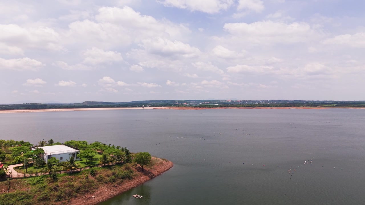 I visitatori possono ammirare il lago Ray in Vietnam con molte aree di terra e acqua. Il cielo luminoso mostra la bellezza di questo luogo mentre le persone possono godersi la natura e il tempo libero