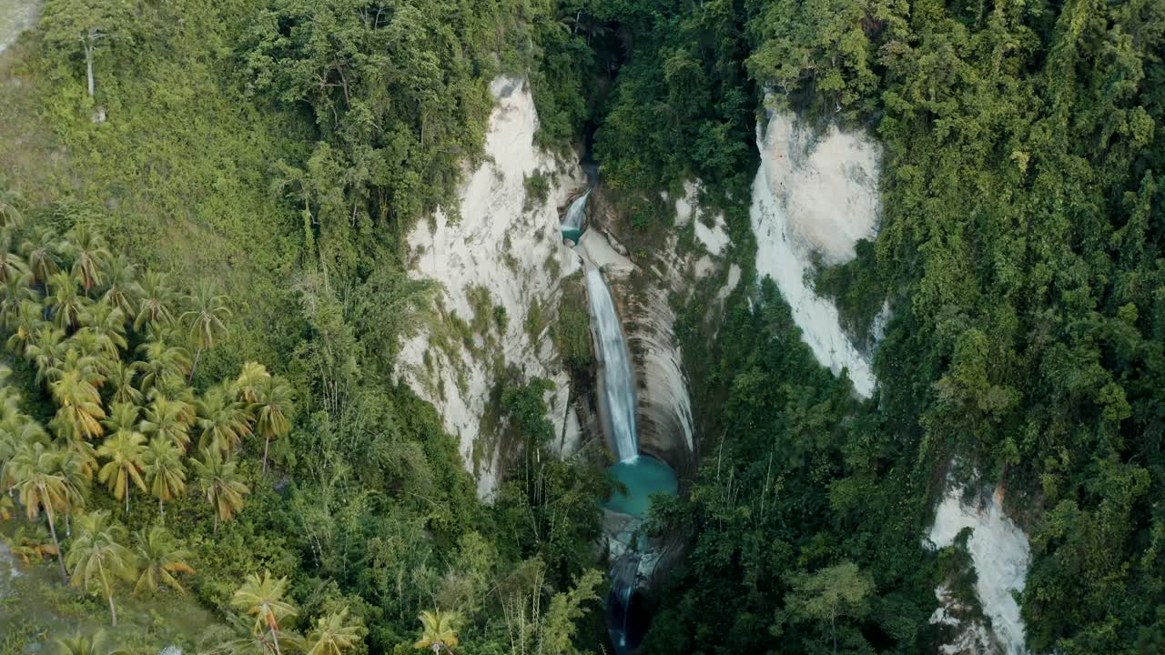 Volando verso la cascata naturale di Cebu, Filippine - video drone