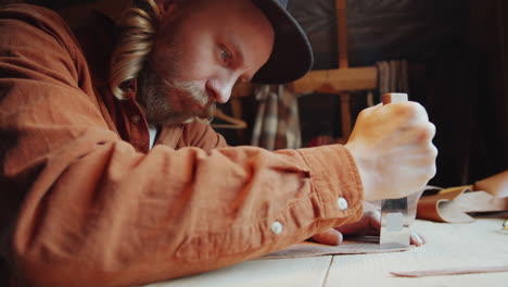 Handwerker-Schneidet-Leder-Am-Arbeitstisch