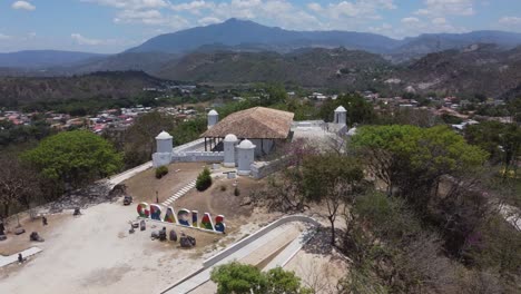 fortaleza de san cristóbal en la cima de una colina en la pequeña ciudad de gracias, honduras