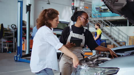 el empleado escucha la solicitud de coche del cliente