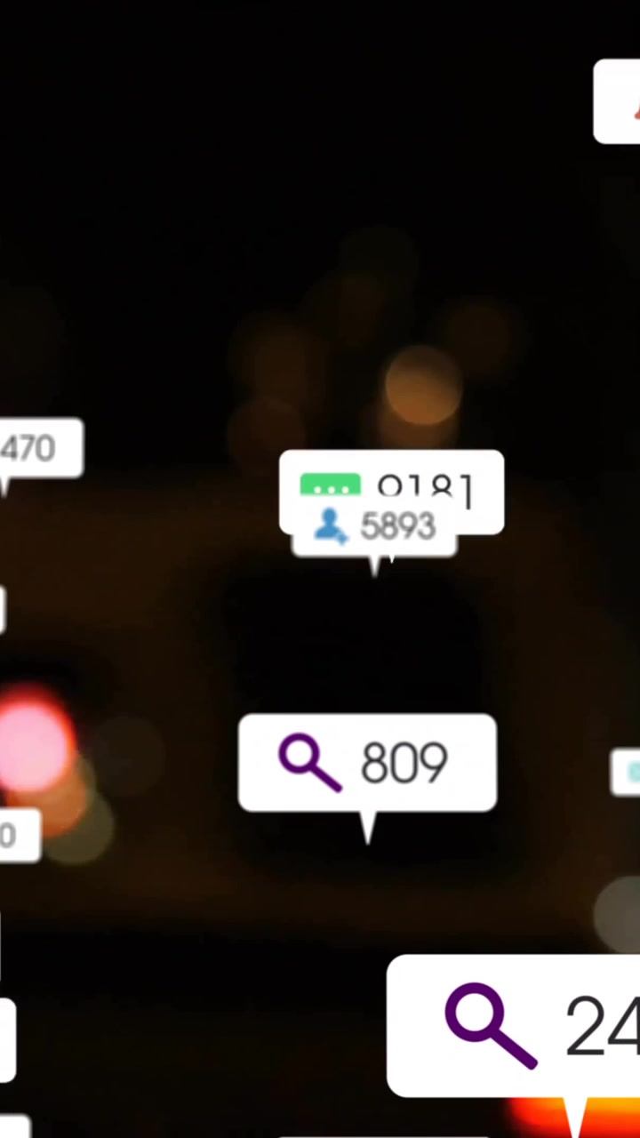 Animazione di icone ed elaborazione dati su sfondo di città sfocata.