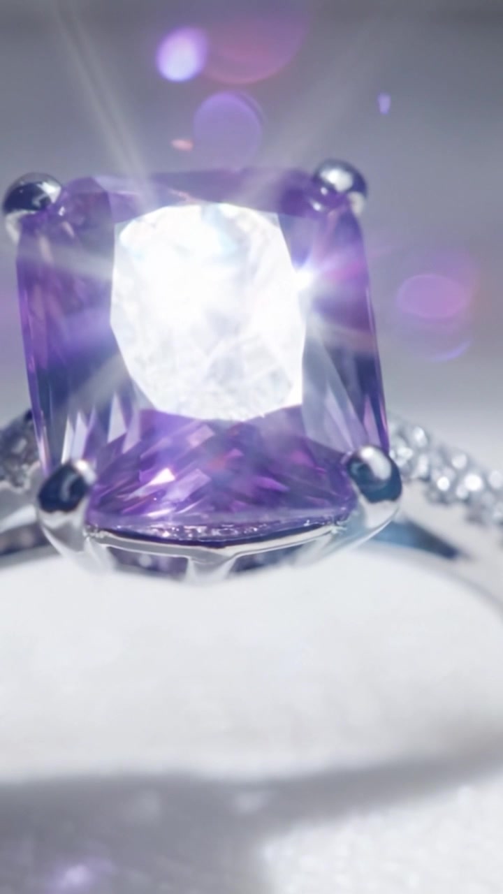 En fantastisk lila ädelstensring: Underbar design med en briljantslipad ametist omgiven av bländande diamanter i ett silverband, perfekt för alla tillfällen.