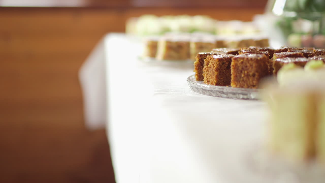 galletas recién horneadas en la bandeja durante la recepción de la boda