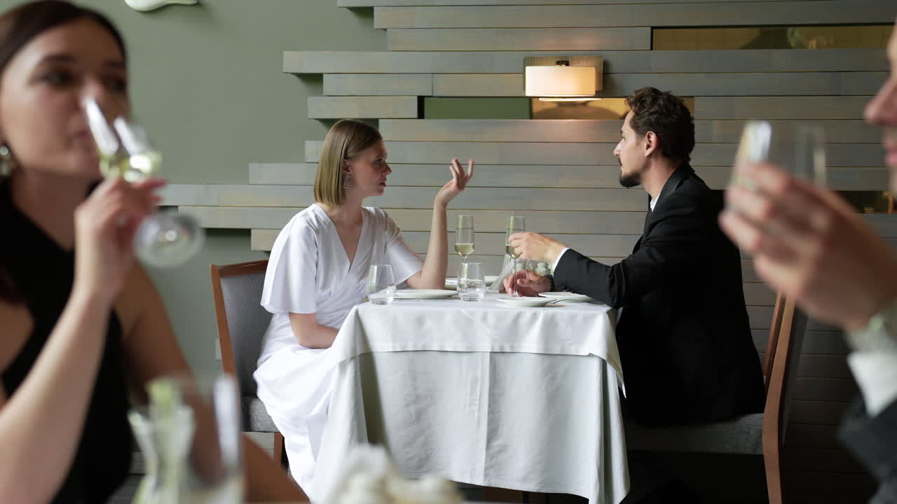 로맨틱한 데이트를 하는 사람들