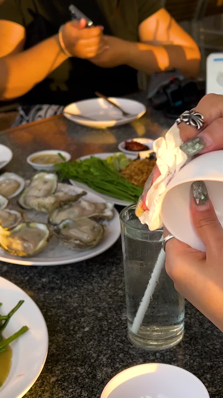 식탁 에서 음식 을 준비 하는 그룹