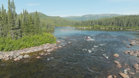 travelling aérien à la suite d'un hydroglisseur remontant une rivière