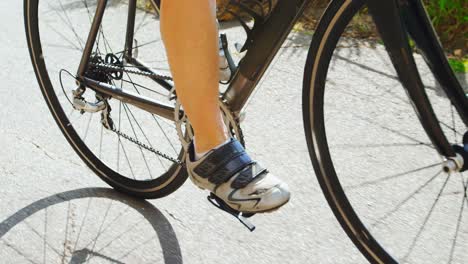 Ciclista-Senior-En-Bicicleta-Por-Una-Carretera-En-El-Campo-4k
