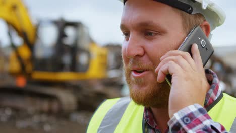 Männlicher-Arbeiter,-Der-Auf-Dem-Mobiltelefon-4k-Spricht