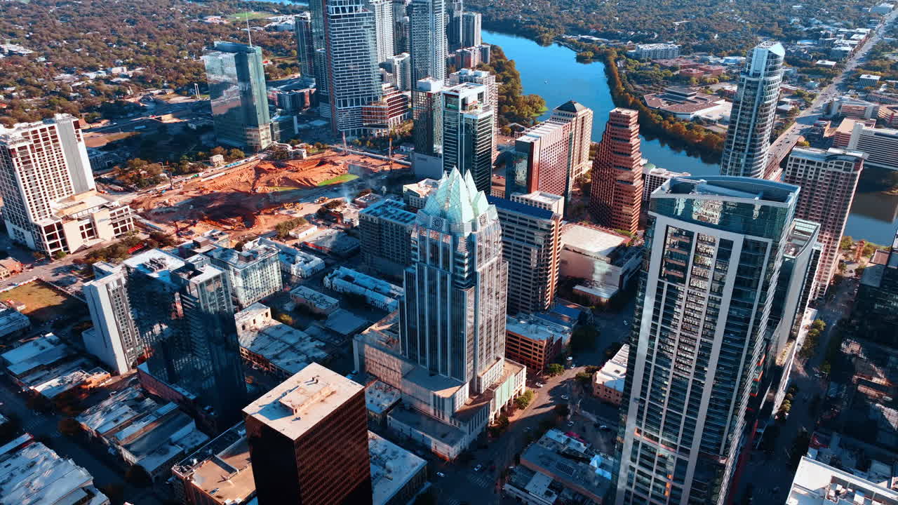 Austin, USA, 21 novembre 2025: Panorama del centro della moderna Austin, Texas, USA. L'incredibile Frost Bank Tower, l'icona architettonica della città, al centro. Vista aerea