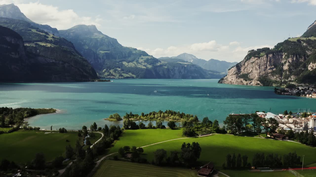 vista aérea de un lago suizo y montañas