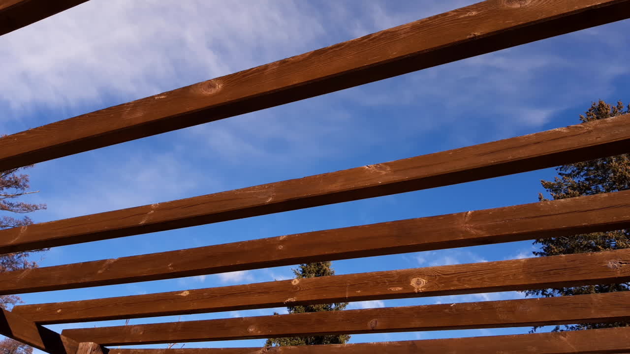 en construcción de vigas de madera paralelas y horizontales