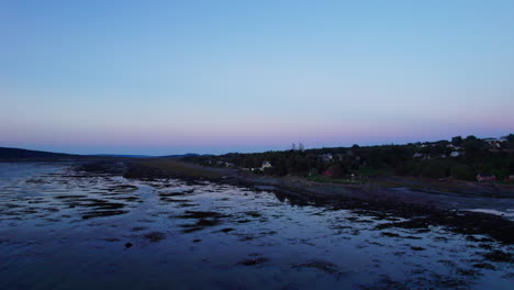vista de un avión no tripulado de una ciudad en la gaspésie por encima del río san lorenzo a lo largo de la costa