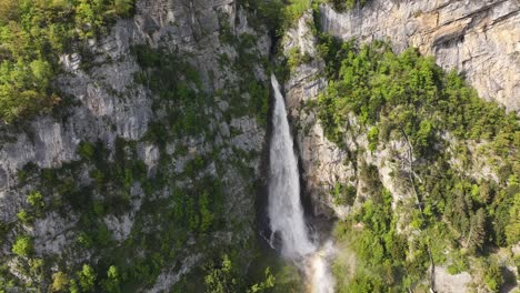 Vista-De-Pájaro-De-Las-Impresionantes-Cataratas-Seerenbach-Amden-Betlis-Walensee-Suiza-Desde-Arriba