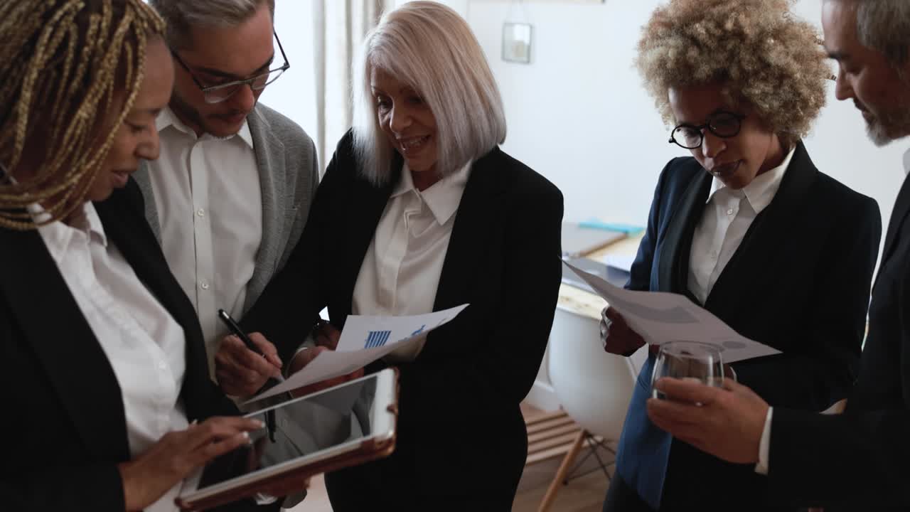 Gens d'affaires multiraciaux travaillant dans un bureau de banque - Concept de réunion et de startup