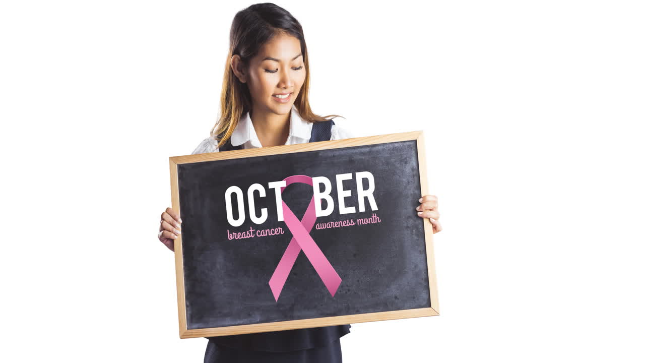 Animação de logotipo de fita rosa com texto "câncer" sobre jovem mulher sorrindo.