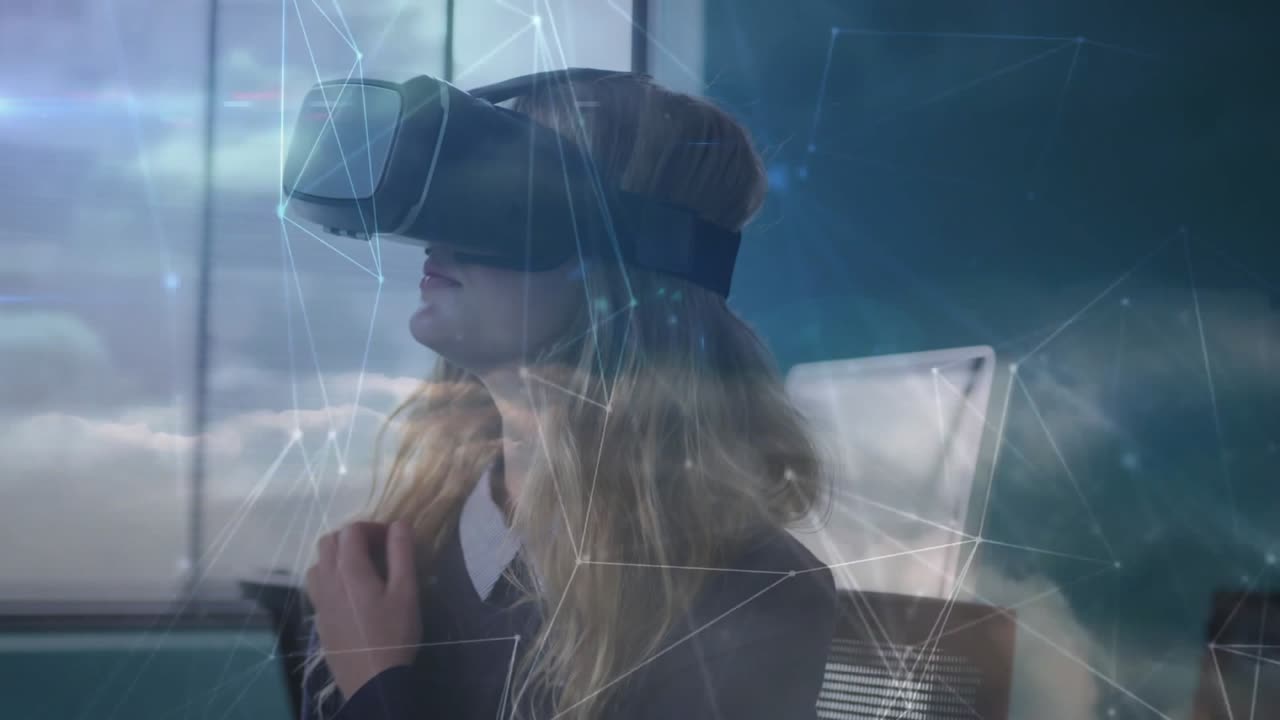 Женщина в VR-гарнитуре, инициирующая цифровое сетевое наложение в технологическом офисе и выбирающая данные