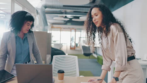 Business-women,-talking-and-walking-to-table