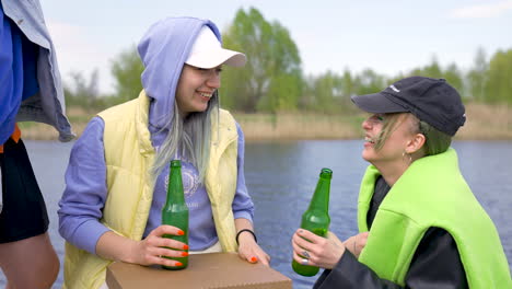 屋外で楽しんでいる若い友達、ビールを飲みながら