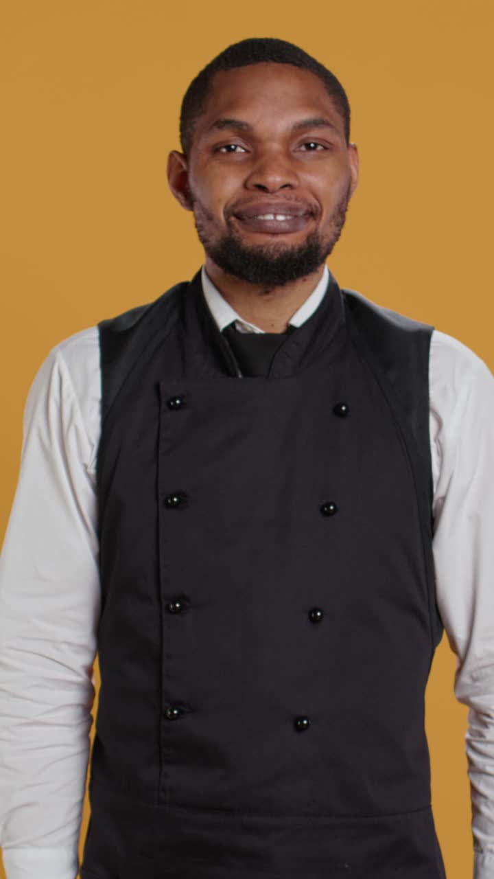 Chef sorridente che forma un cuore con le mani