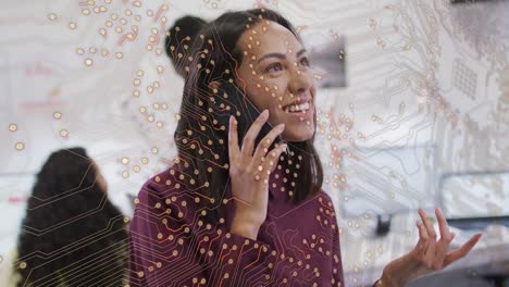 animación de circuito integrado sobre mujer blanca feliz usando teléfono inteligente