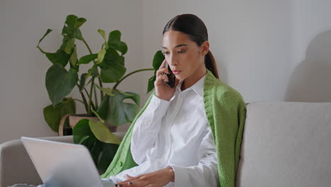 una chica feliz escribiendo en una computadora portátil.