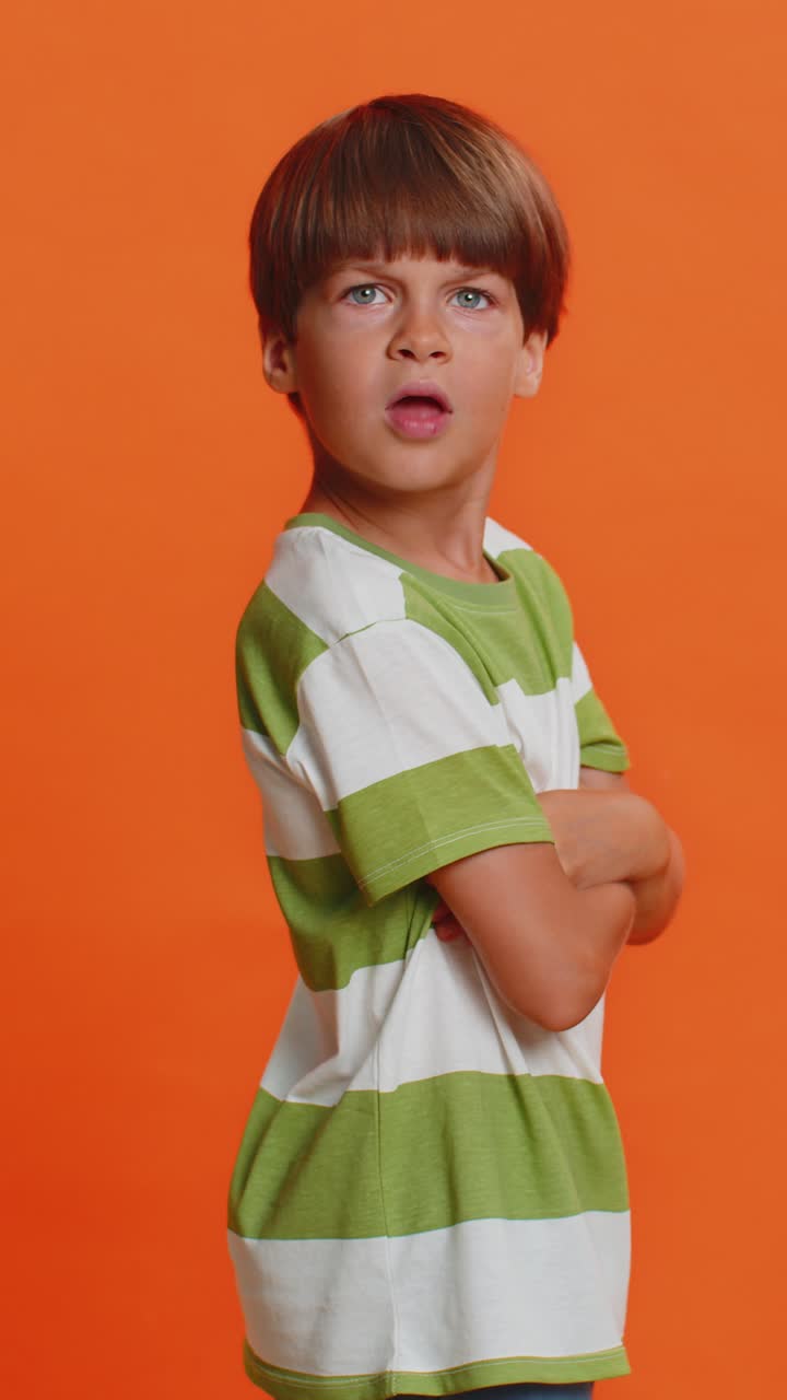 niño ofendido niño con malentendido frustrado después de una pelea ignora la conversación de comunicación